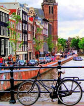 Велосипед на фоне Амстердамского канала