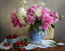 Букет с пионами и клубника на летнем столе