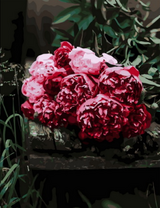 Букет красивых пионов на причале