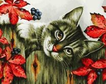 Задумчивый кот среди осенних листьев винограда